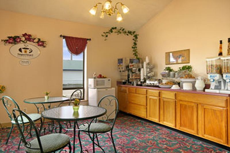 Super 8 By Wyndham Clarksville Ar מסעדה תמונה